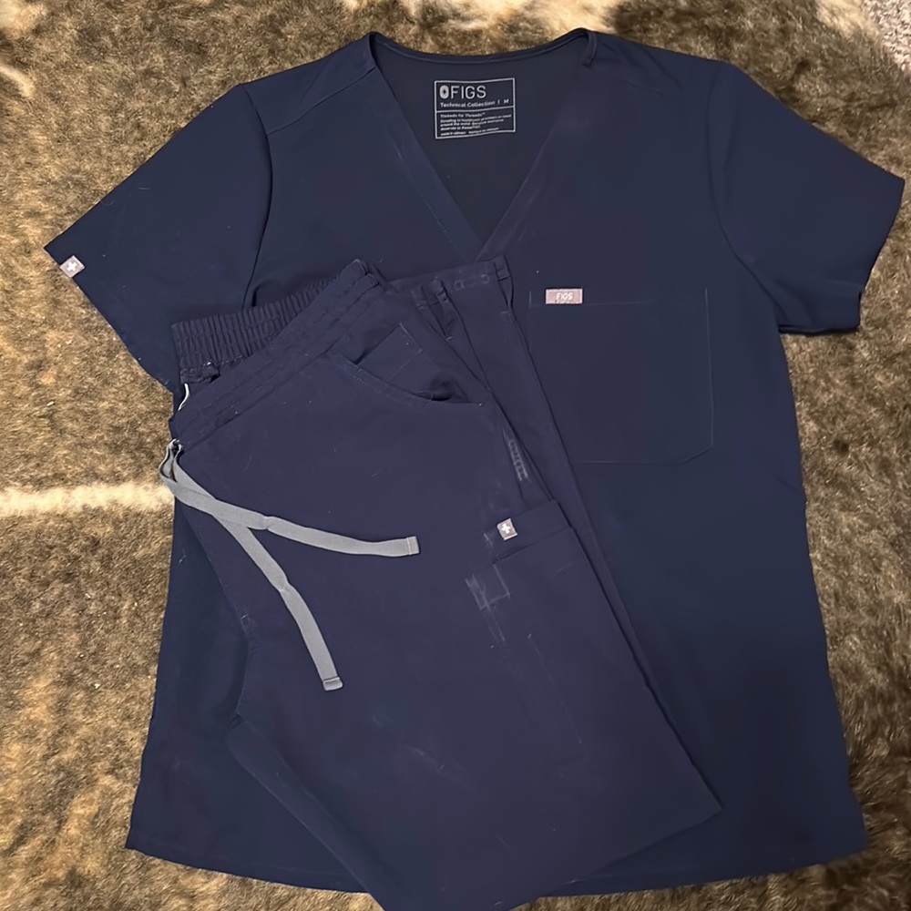 FIGS SCRUBS Catarina Top MED and Yola Bottom MED in NAVY BLUE color